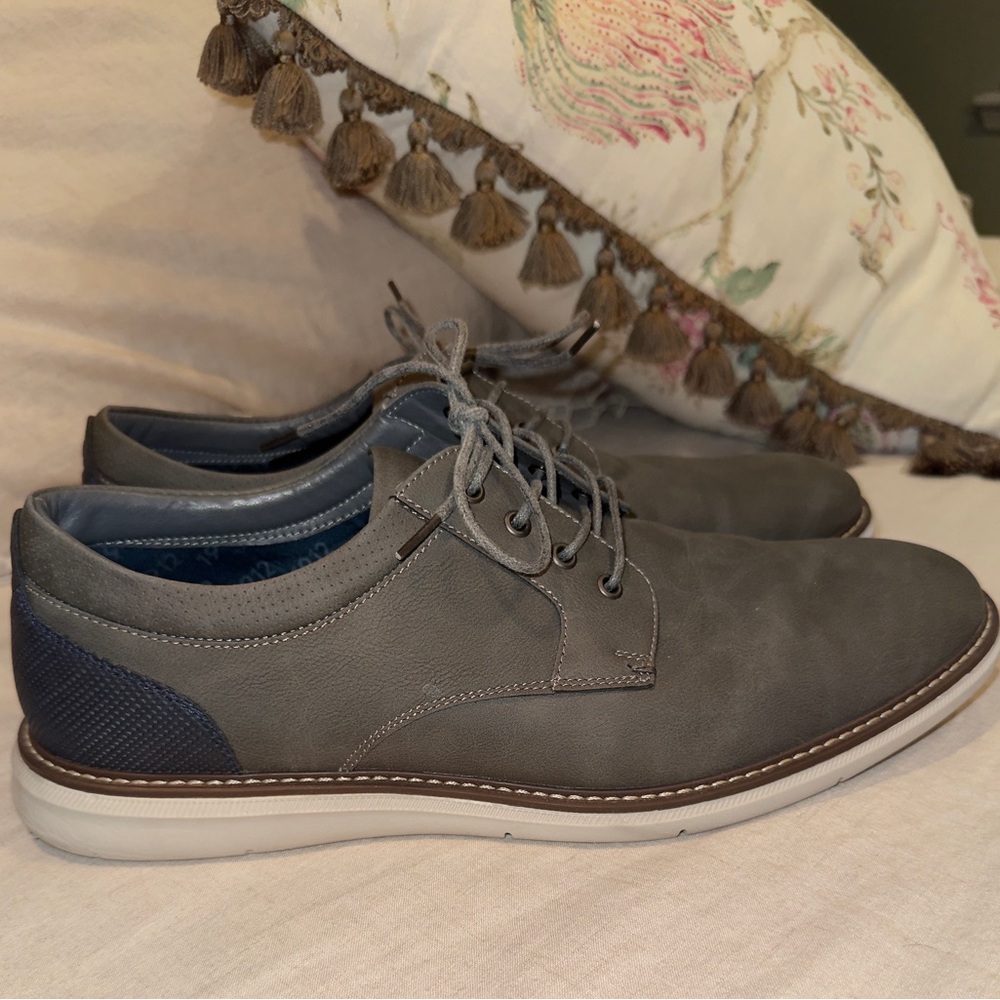 Nunn Bush
Men's Gray Dress Casual Shoes
Super light! 
Like new - worn once!